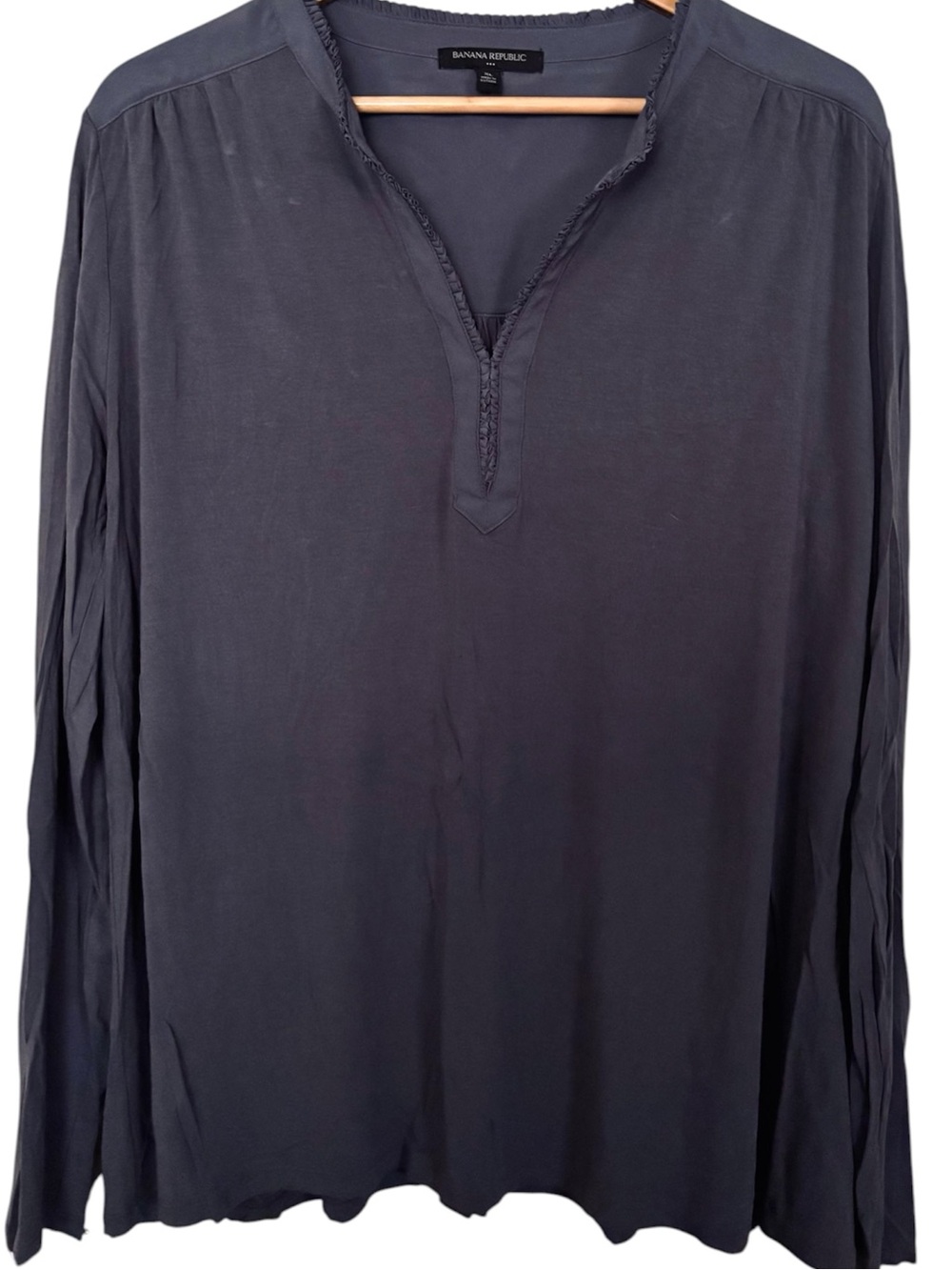💥 Banana Republic Ruffle Henley Slate Grey Long Sleeve Blouse - Picture 2 of 4